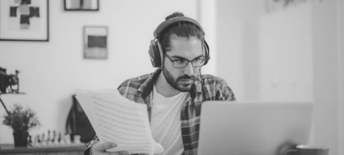 Estudiantes participando en sesión práctica de negocios