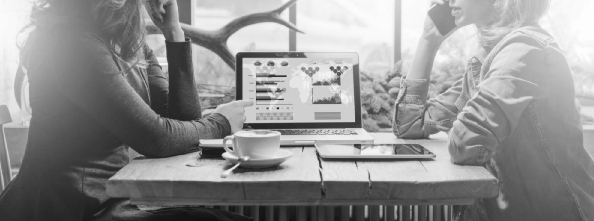 Estudiante revisando material de curso empresarial en laptop