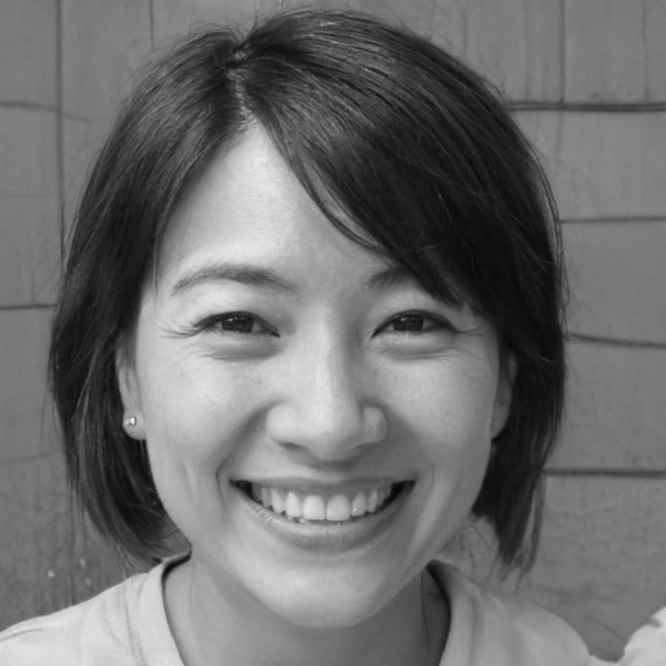 Especialista en desarrollo de cursos digitales trabajando en plataforma educativa