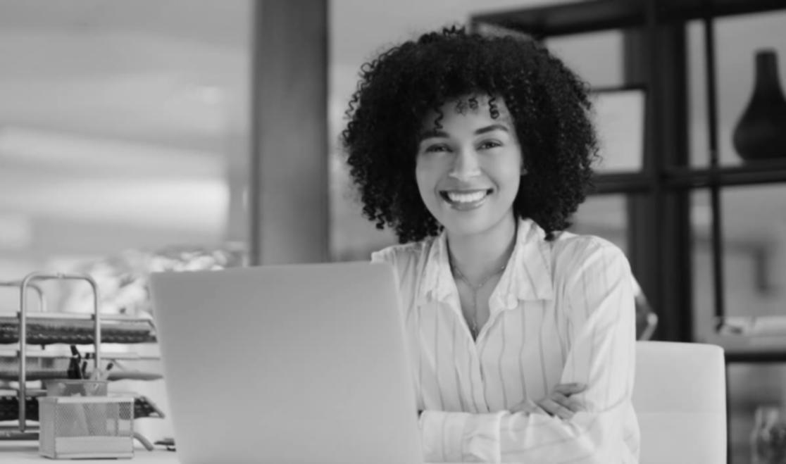 Estudiantes participando en sesión educativa interactiva