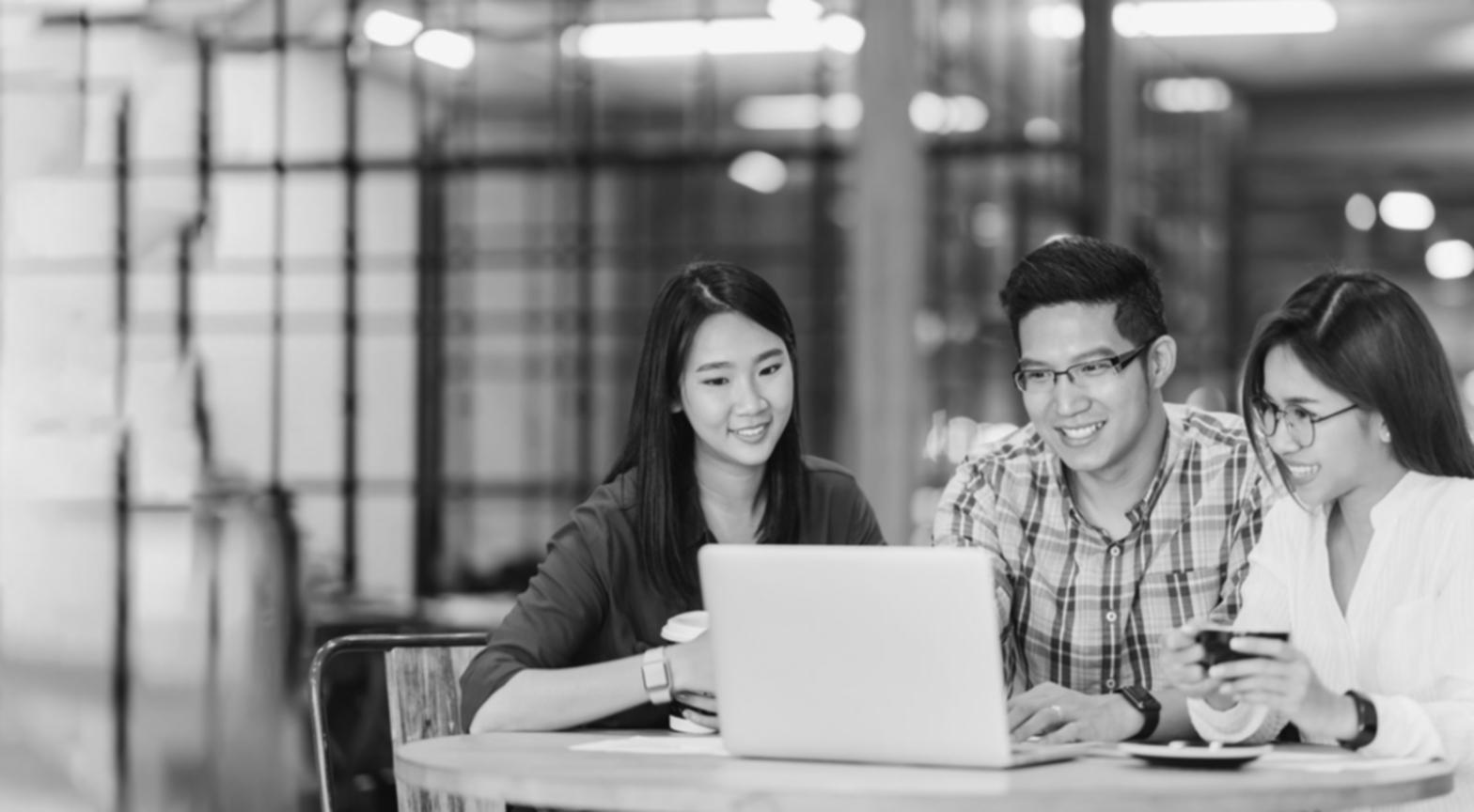 Instructor brindando apoyo personalizado a estudiante