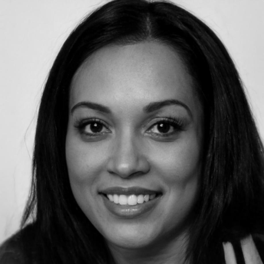 Instructora de cursos empresariales revisando material didáctico