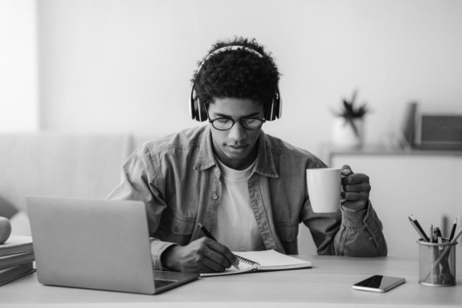 Equipo corporativo en sesión de capacitación especializada